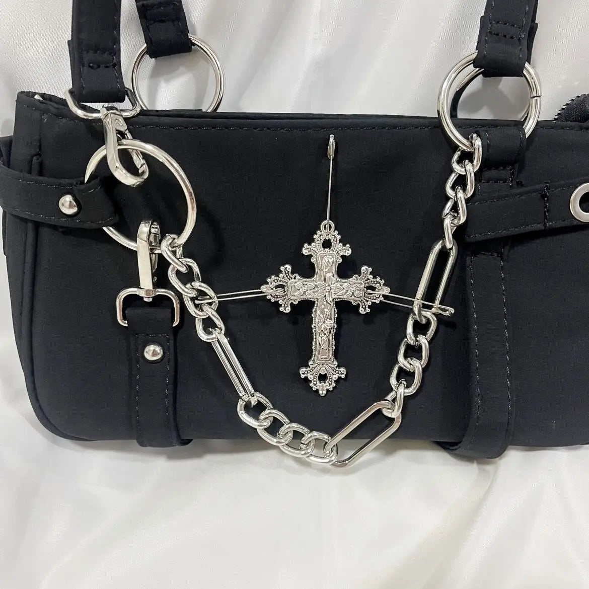 Gotische Handtasche mit Kreuz